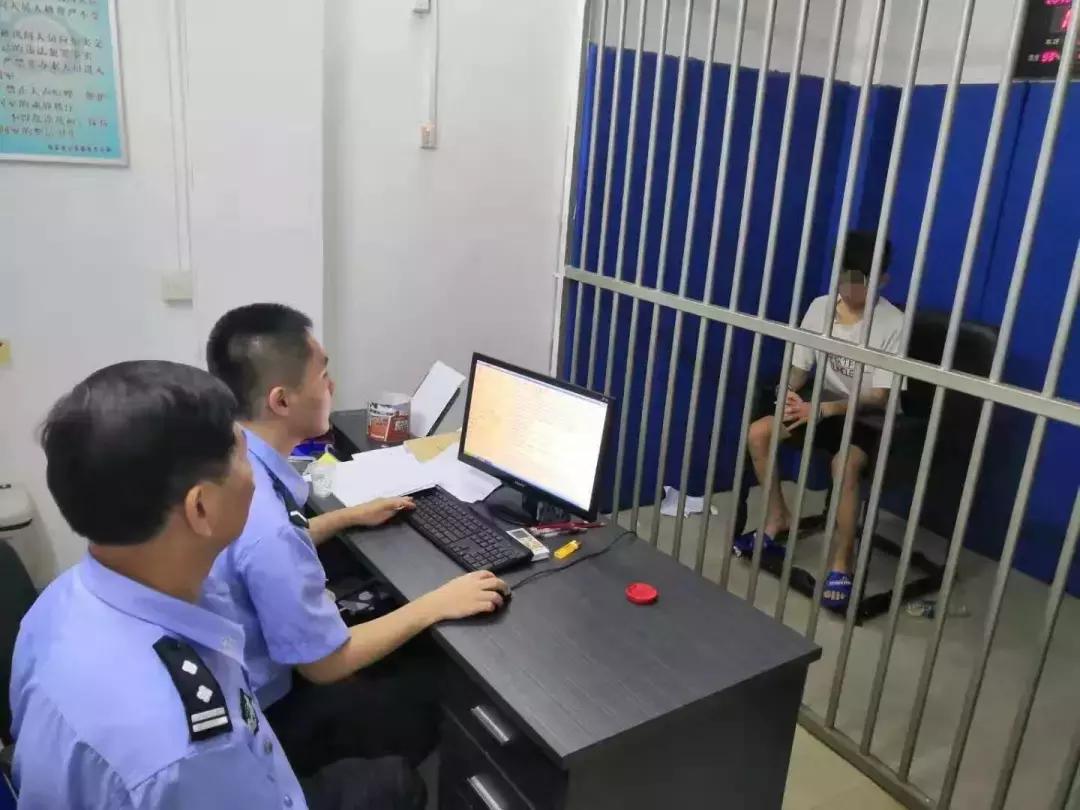 男子偷盗摩托车被民警当街制服——正义不会迟到