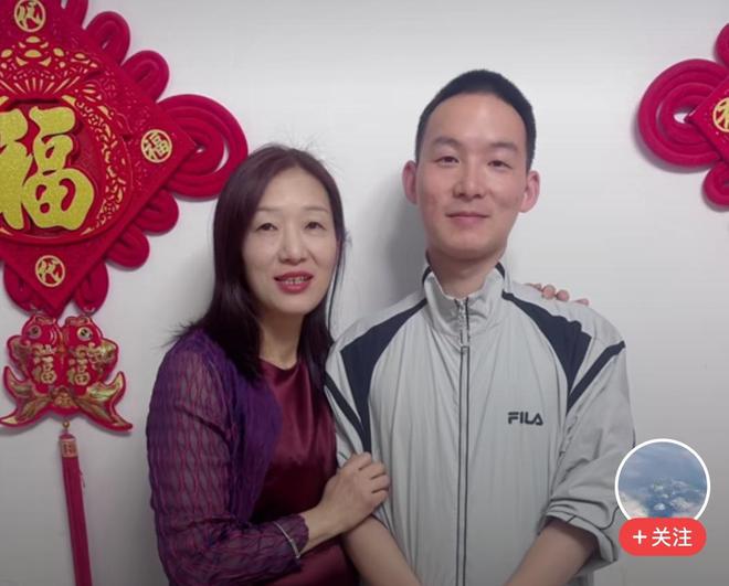 谢浩男母亲晒与孩子合照，母爱如阳光般温暖