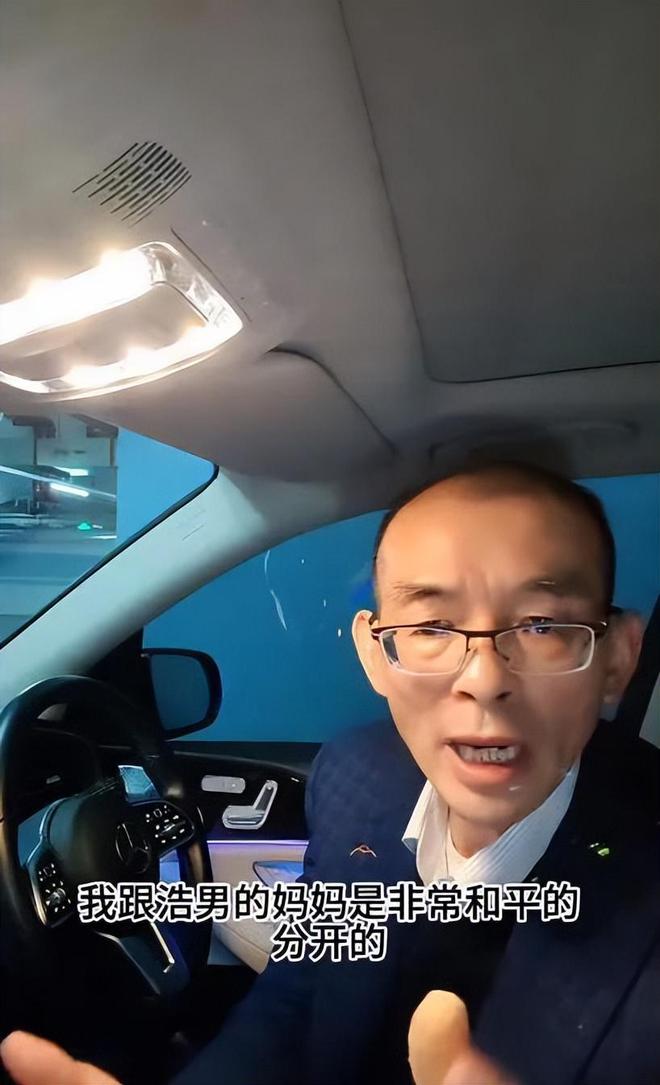 谢浩男母亲晒与孩子合照，母爱如阳光般温暖