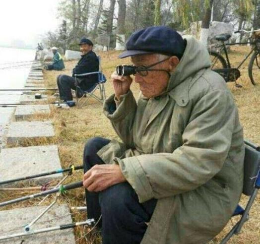 钓鱼晒成炭黑大爷走红后朋友发声