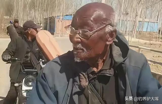 钓鱼晒成炭黑大爷走红后朋友发声