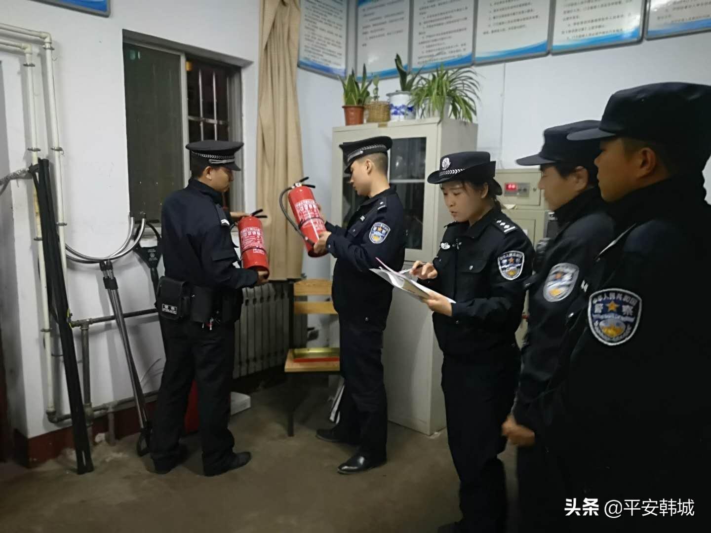 石头中凿出的窑洞派出所走红网络