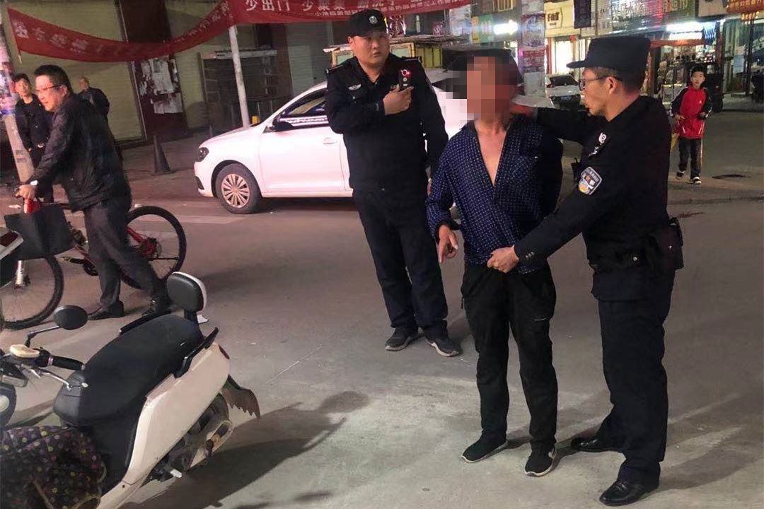 男子偷盗摩托车被民警当街制服——正义不会迟到