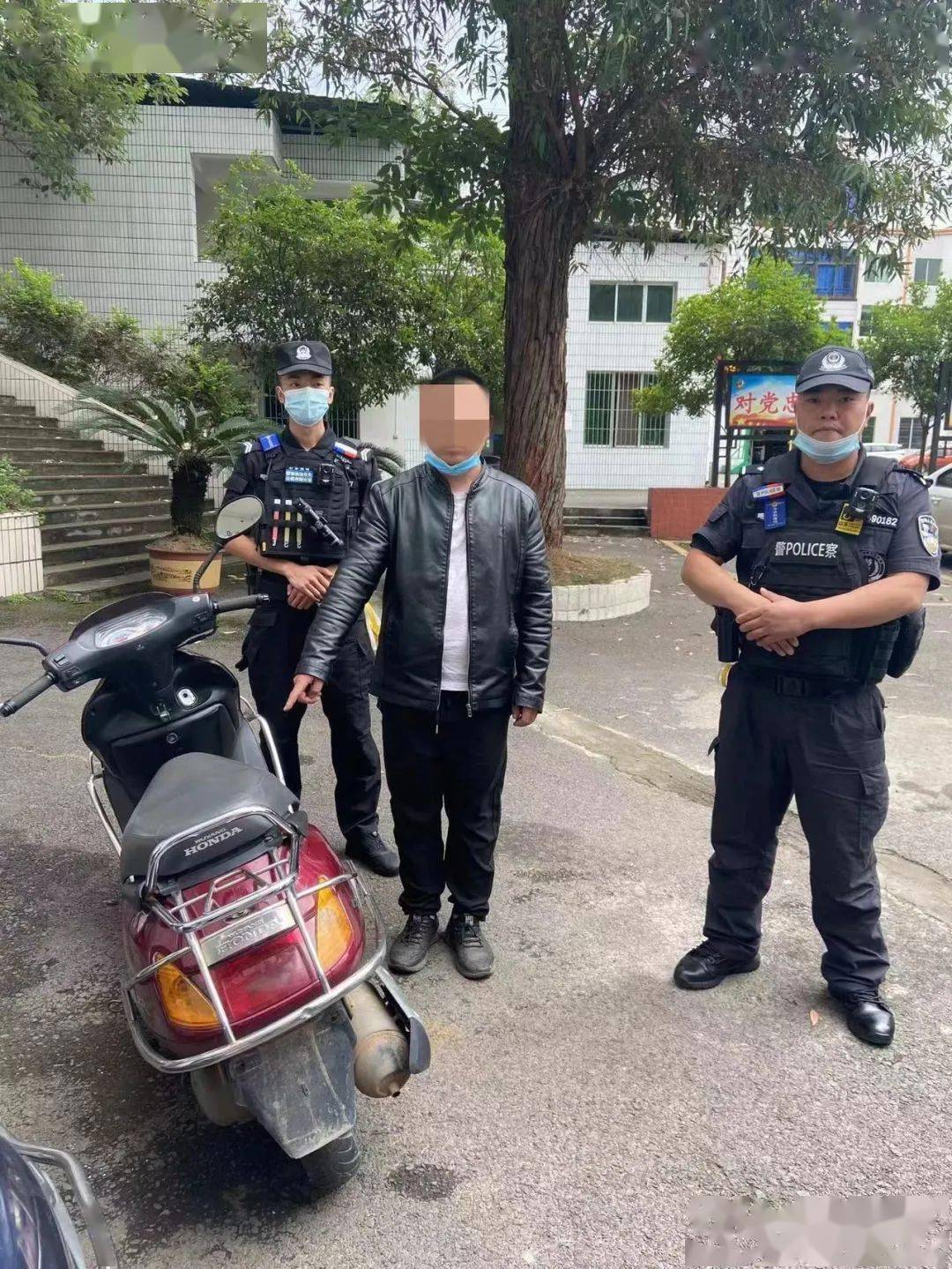 男子偷盗摩托车被民警当街制服——正义不会迟到