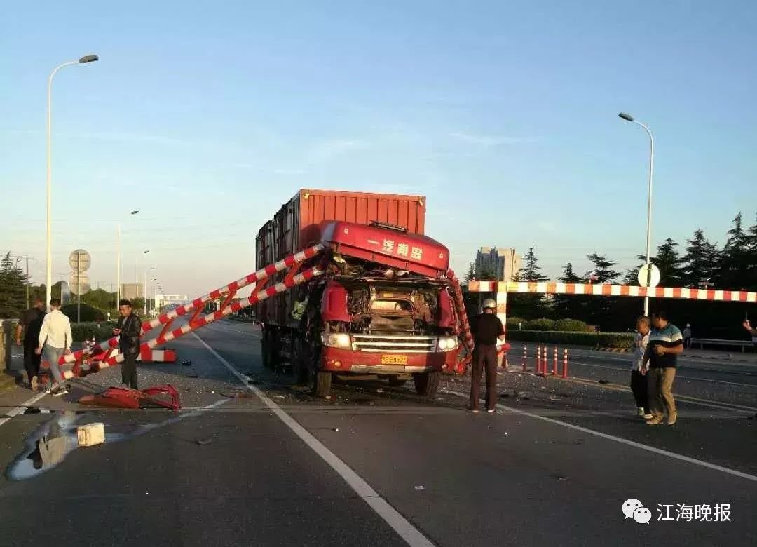 货车撞上黄河大桥限高杆，驾驶员身亡——事故深度解析