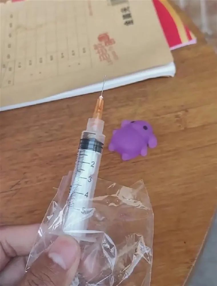 挤痘痘玩具内含针头，安全与娱乐的边界探究