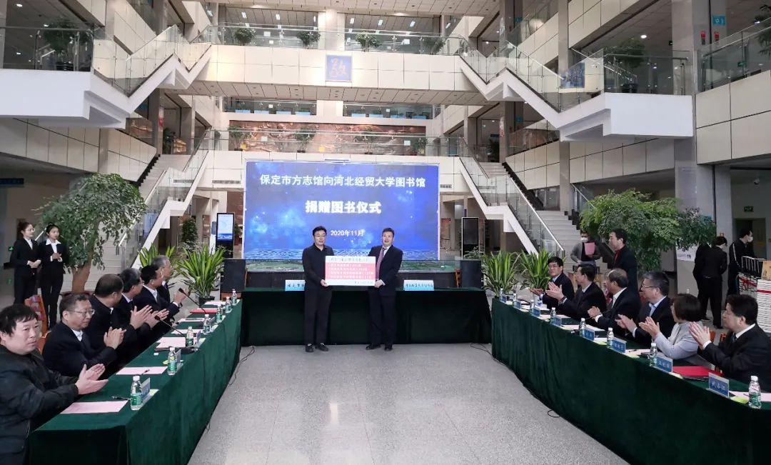 河北某地商户牌匾禁用红黑蓝底色，新规定背后的故事