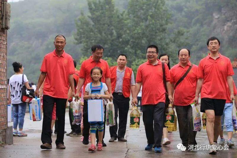 河北某地商户牌匾禁用红黑蓝底色，新规定背后的故事