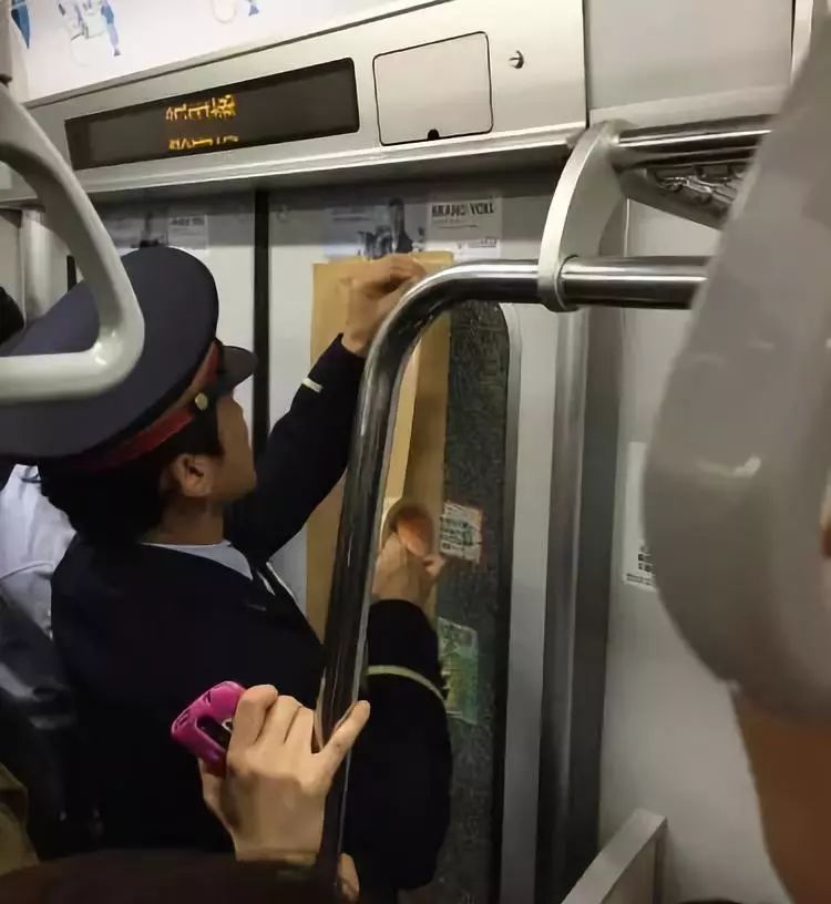 南京地铁回应乘客看到诡异人脸事件