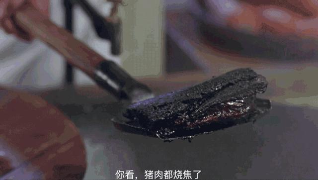 洪金宝独自坐轮椅买菜，认真挑选猪肉