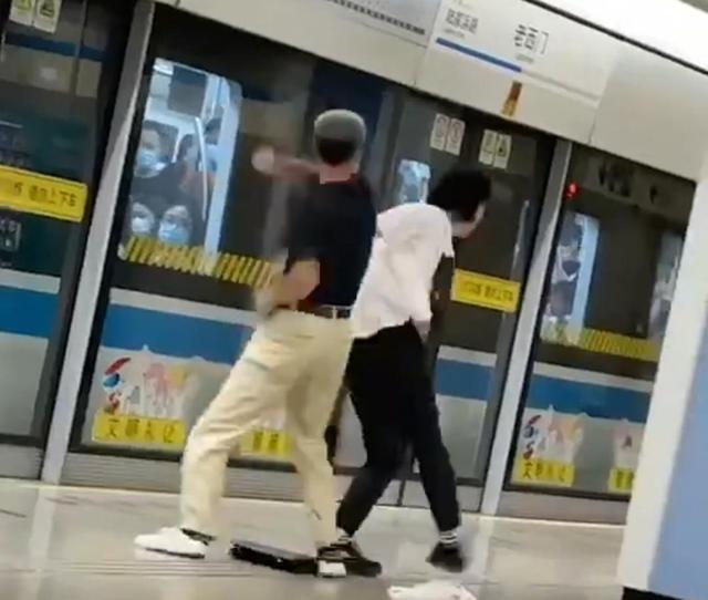上海地铁两男子的故事，观察与解读