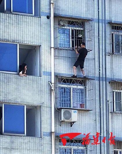 男孩贪玩翻上24楼窗外，一场惊心动魄的冒险之旅