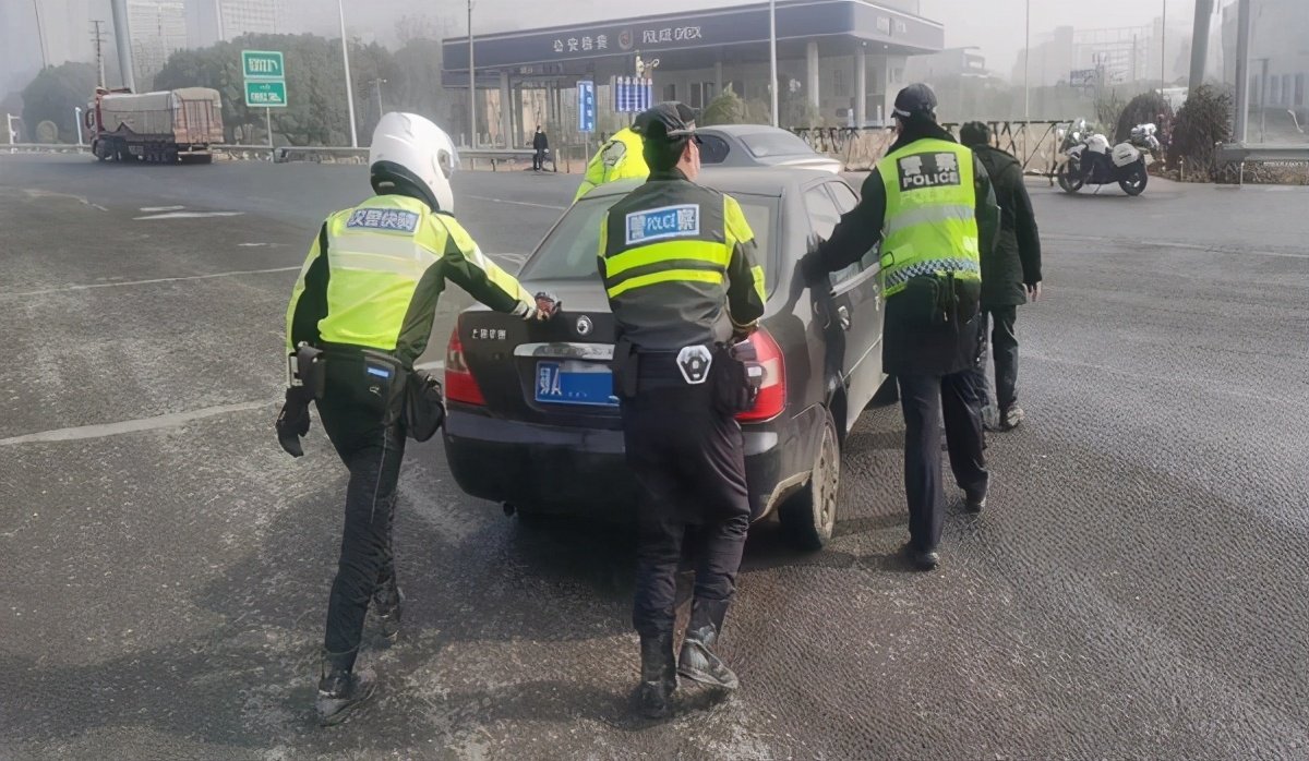 交警帮忙推故障车，暖心之举，传递正能量