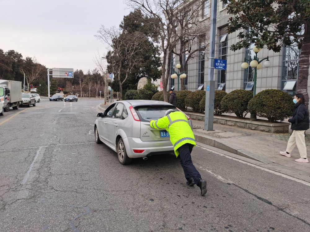 交警帮忙推故障车，暖心之举，传递正能量