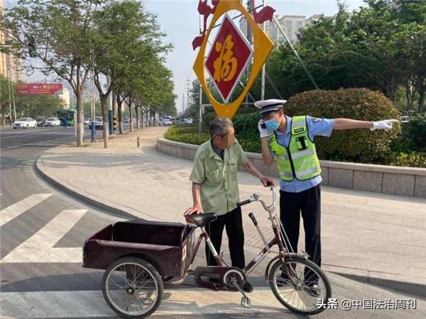 车辆故障抛锚，交警辅警合力推车怎么办？看这里，给你最温暖的答案！