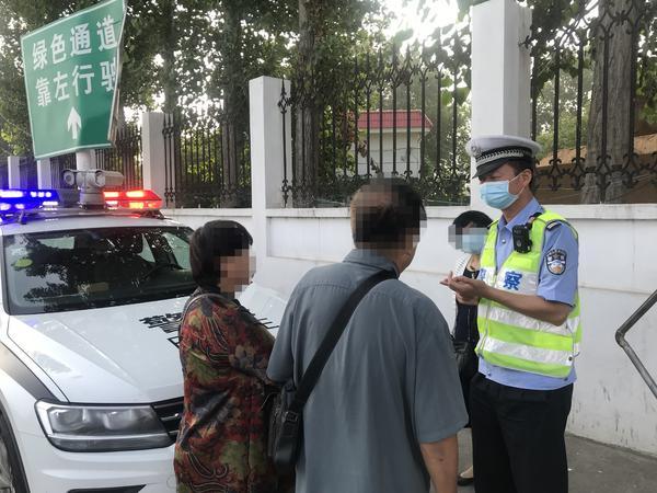 车辆故障抛锚，交警辅警合力推车怎么办？看这里，给你最温暖的答案！