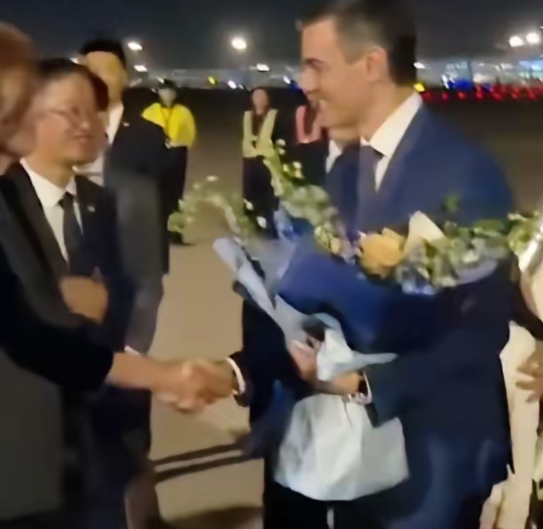 西班牙首相桑切斯抵达北京，开启新的国际合作篇章
