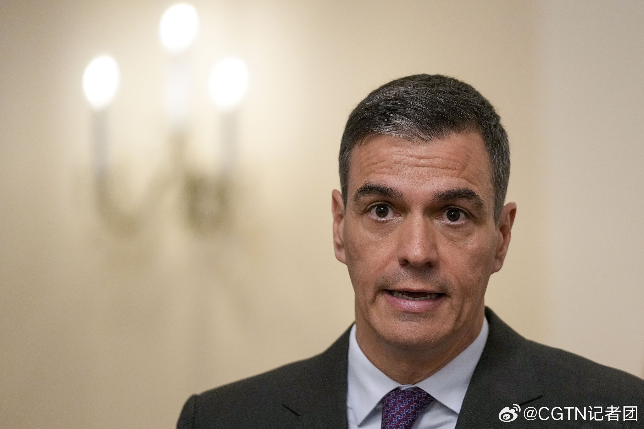 西班牙首相桑切斯抵达北京，开启新的国际合作篇章
