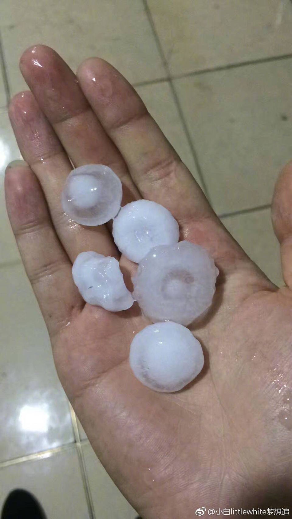 北京遭遇罕见天气，10级大风与冰雹突袭