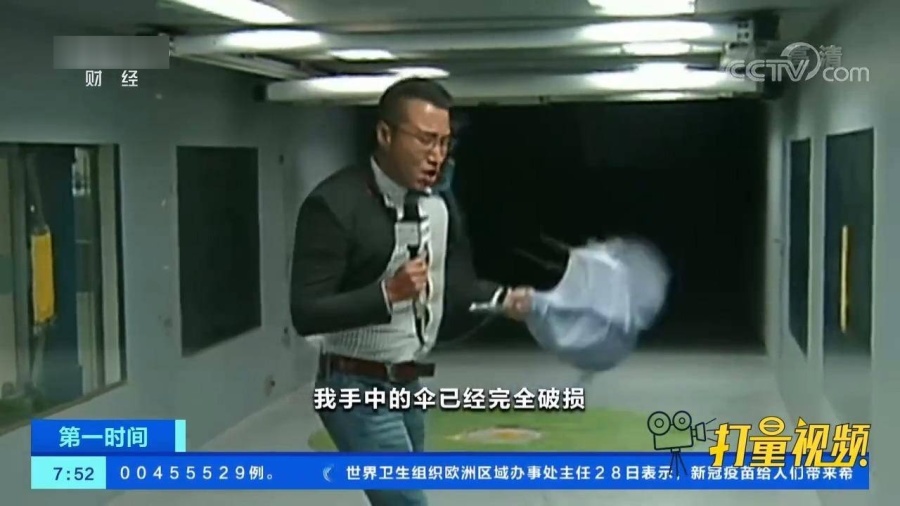 震撼体验，130斤记者挑战十级大风，真实感受风的巨大力量