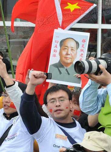 毛宁分享毛主席语录，美国是只纸老虎