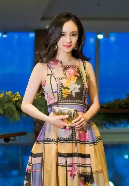 绝世风华，杨幂腰间花朵高定造型惊艳四座