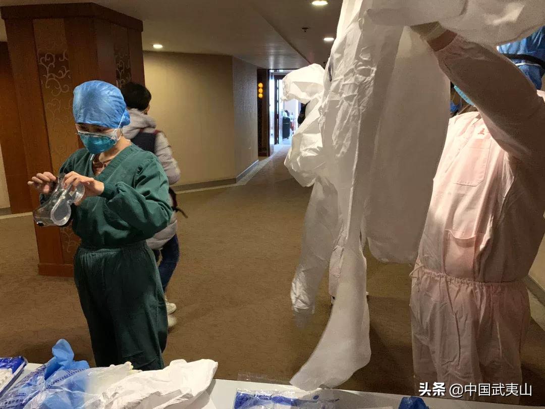武汉暴雨来袭，全城一秒入夜，电闪雷鸣下的壮丽画卷