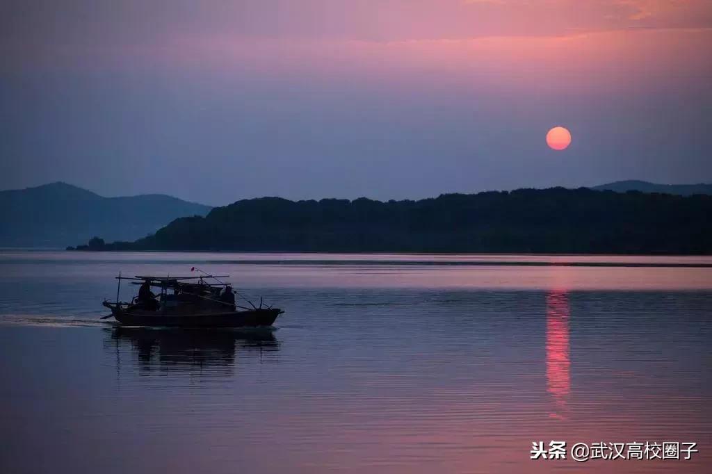 武汉暴雨来袭，全城一秒入夜，电闪雷鸣下的壮丽画卷
