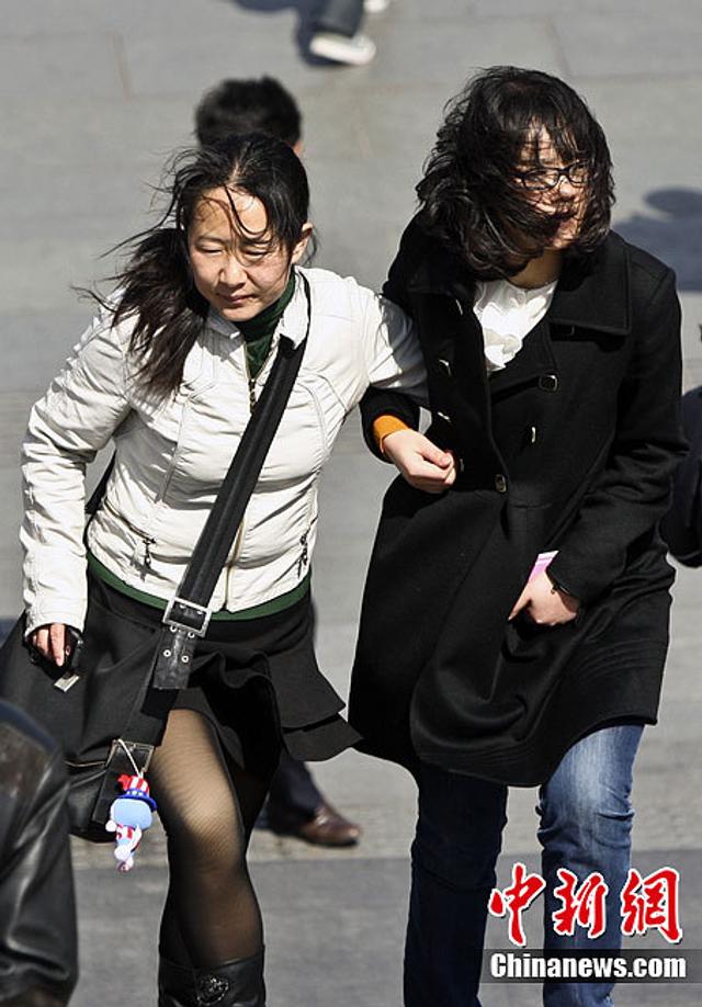 北京大风刮倒女孩事件深度解析