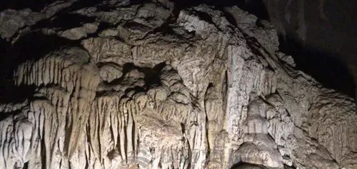 峻青笔下的地下水晶宫，探寻地下水晶宫的魅力所在