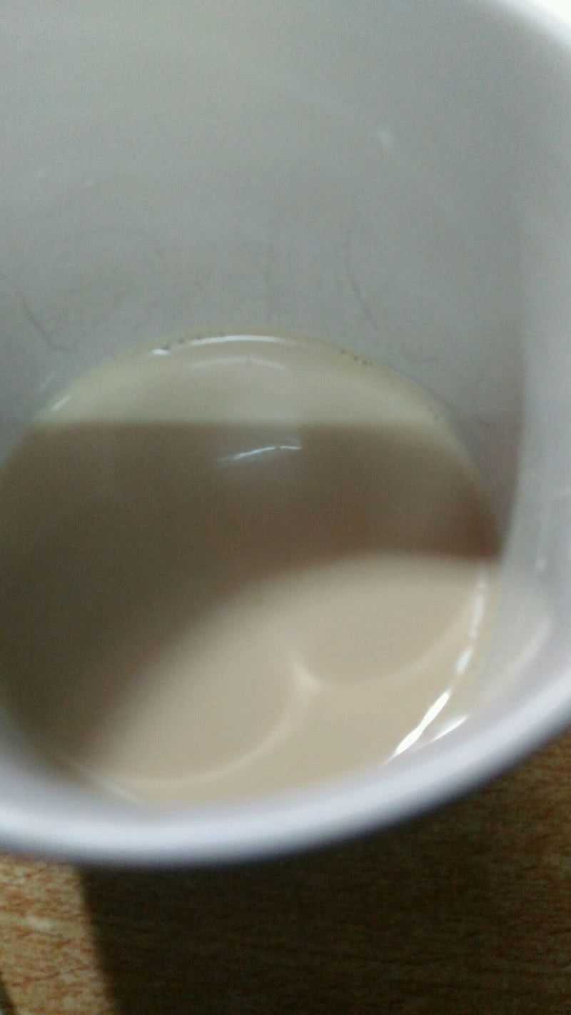 奶倒进咖啡里为什么起白色块
