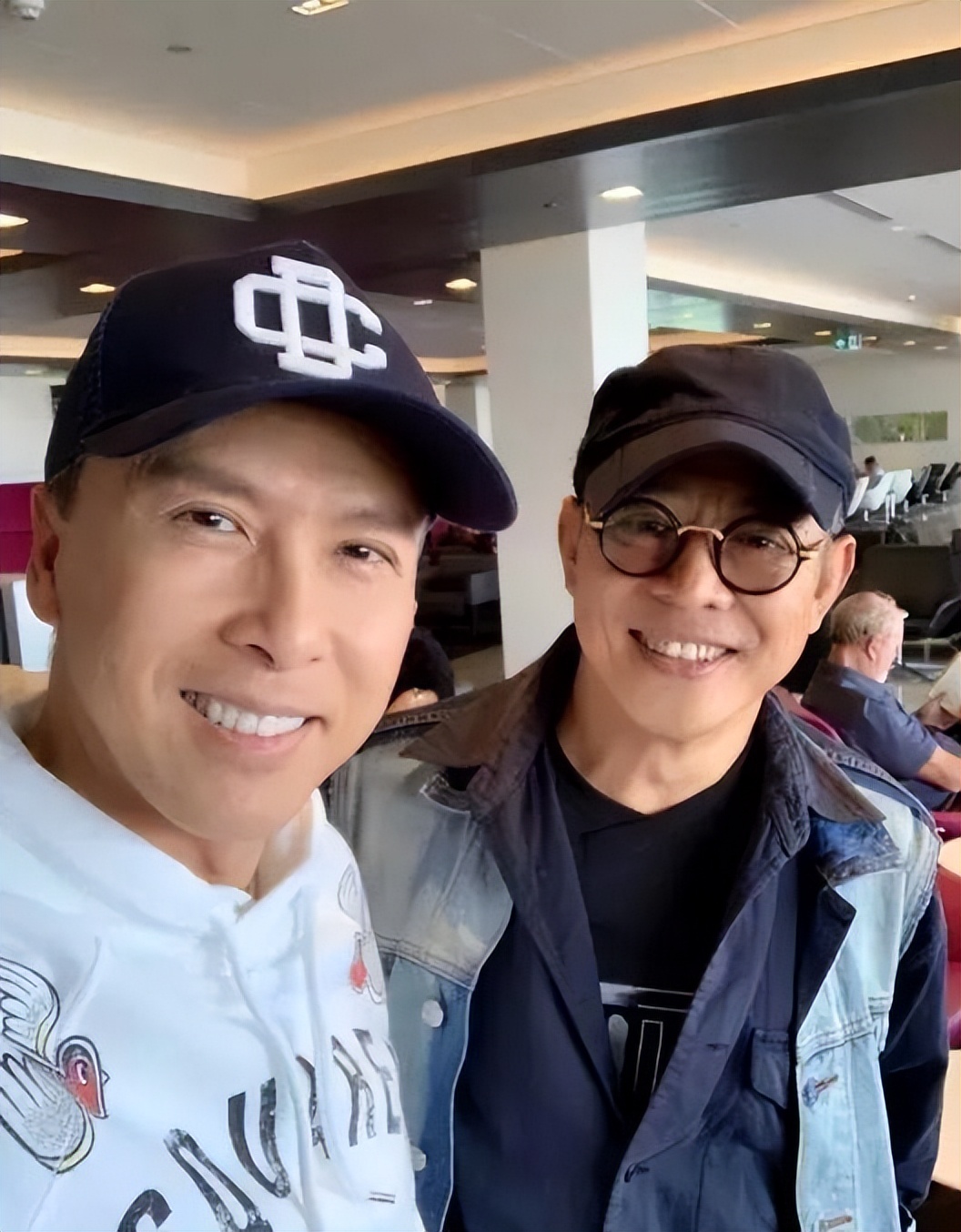 网友偶遇62岁李连杰，岁月静好，功夫不老！直呼不敢认！