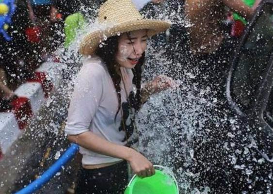 泰国泼水节狂欢不打码，尽情释放热情与活力
