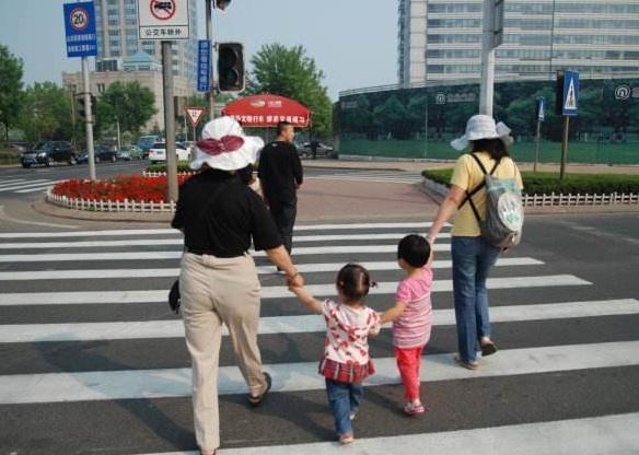 过马路小孩，安全教育的呼唤与挑战