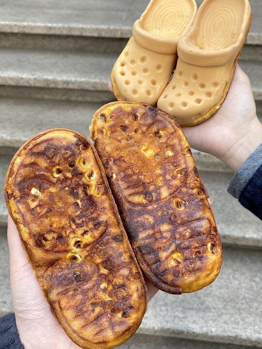 天津街头惊现洞洞鞋鸡蛋仔，时尚与美食的完美结合！