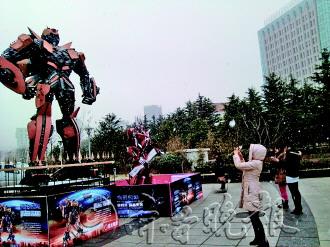 钢铁保镖，坚韧、力量与守护的完美结合