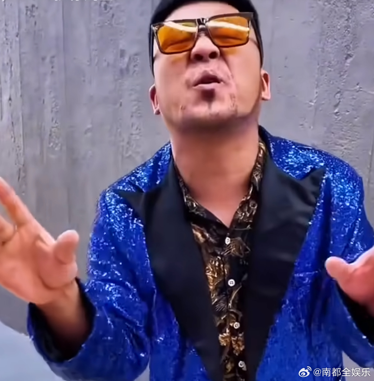 杨坤模仿者被起诉后涨粉百万，网络时代的双刃剑效应