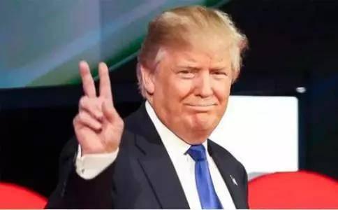 与特朗普共面记者，她为何选择挡脸？