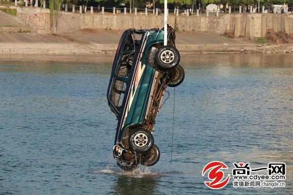 越野车涉水游玩悲剧，两命逝去，安全警示长鸣