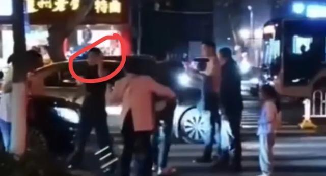 男子开迈巴赫顿顿吃十多块外卖，豪华背后的日常故事