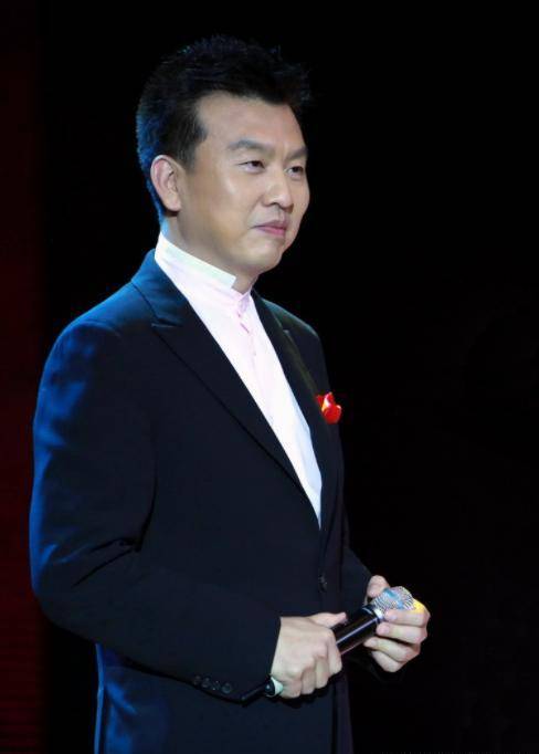 60岁张泽群近况曝光，岁月痕迹下的风采依旧