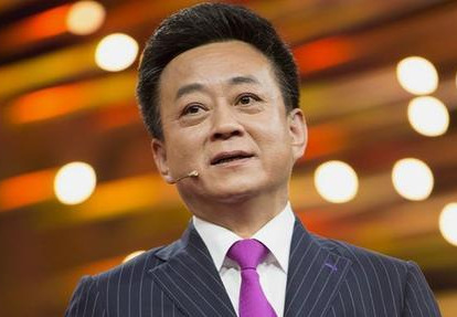 60岁央视名嘴张泽群近况揭晓，岁月留痕，风采依旧