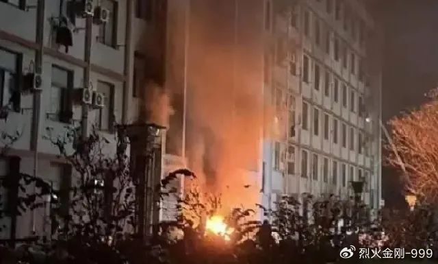 大学宿舍楼突发火灾的紧急应对与反思