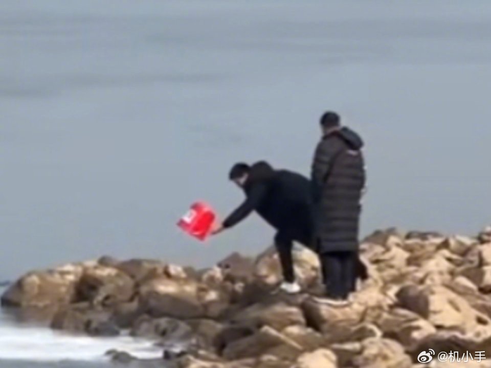 多人长江放生矿泉水，一场环保与信仰的交融盛事