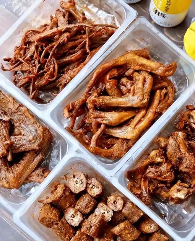 老板拒售变味卤鸭，转身躲过一劫