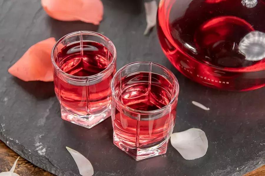 带白酒被拦当场喝完，一场关于酒与生活的思考