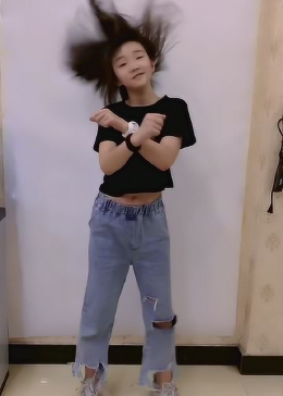 零零后女孩跳舞，青春舞动的魅力