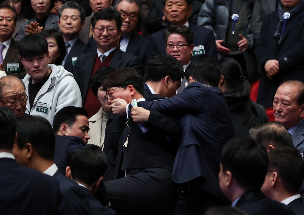 韩执政党党鞭当众拖拽女记者事件深度解析