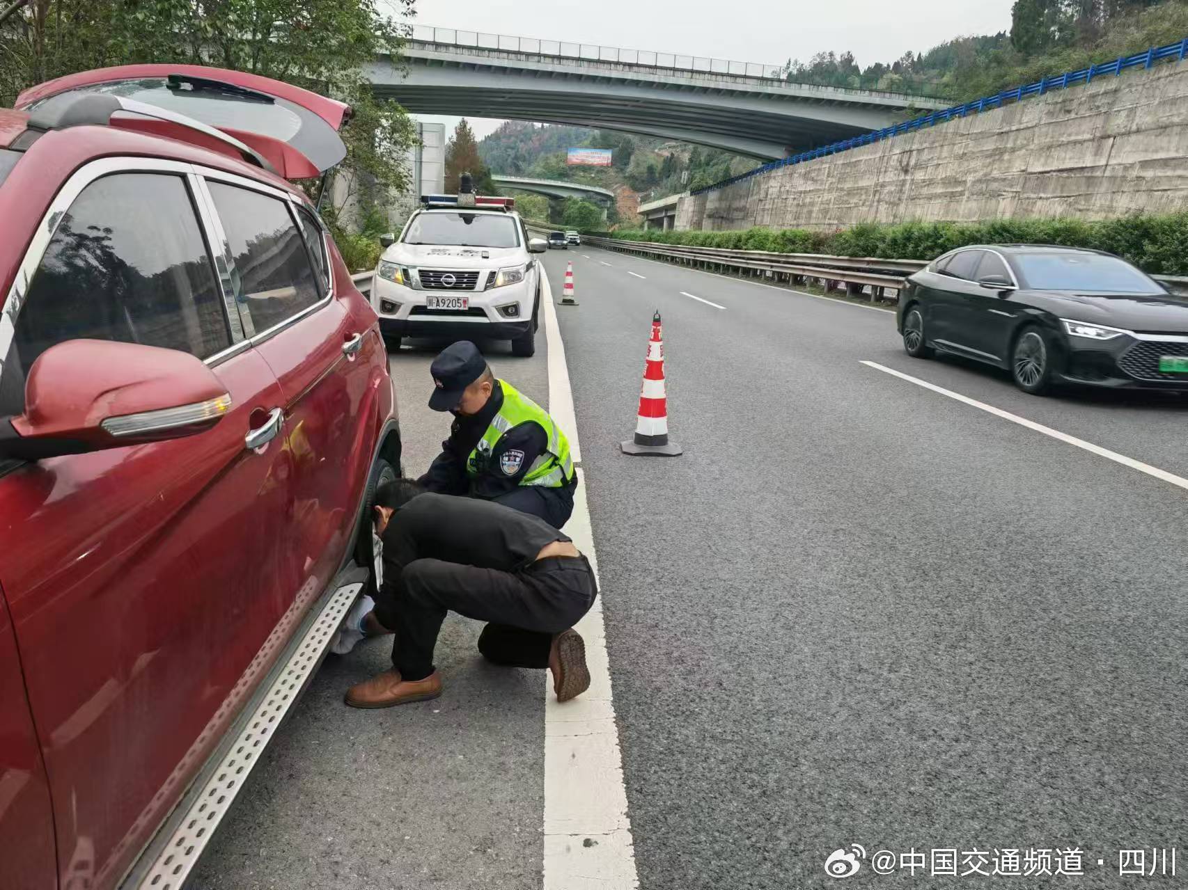 高速爆胎司机手足无措，辅警指挥交通