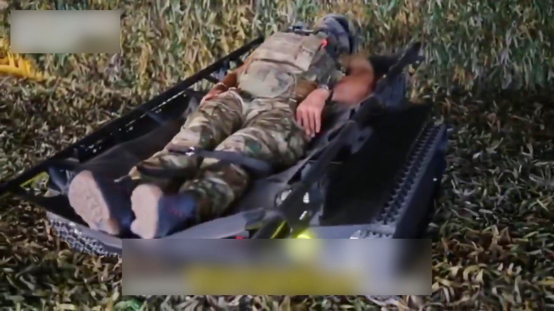 俄军士兵藏身手推车被意外发现，竟成靶子？揭秘背后故事